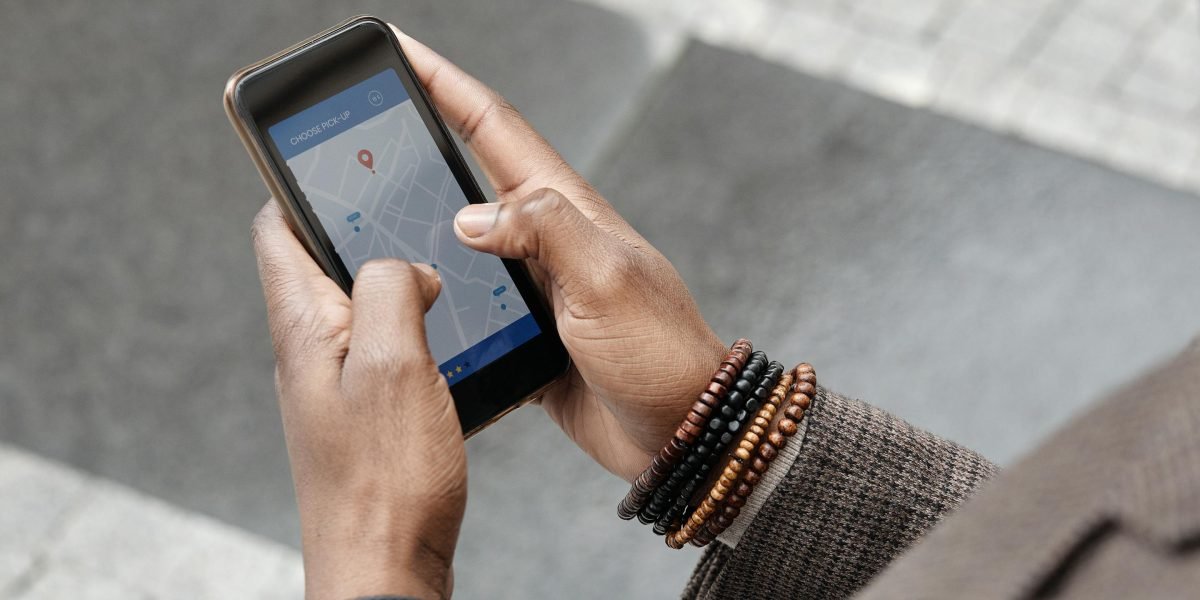 Augmented reality applications leverage invisible navigation to provide intuitive, real-time guidance in daily life.