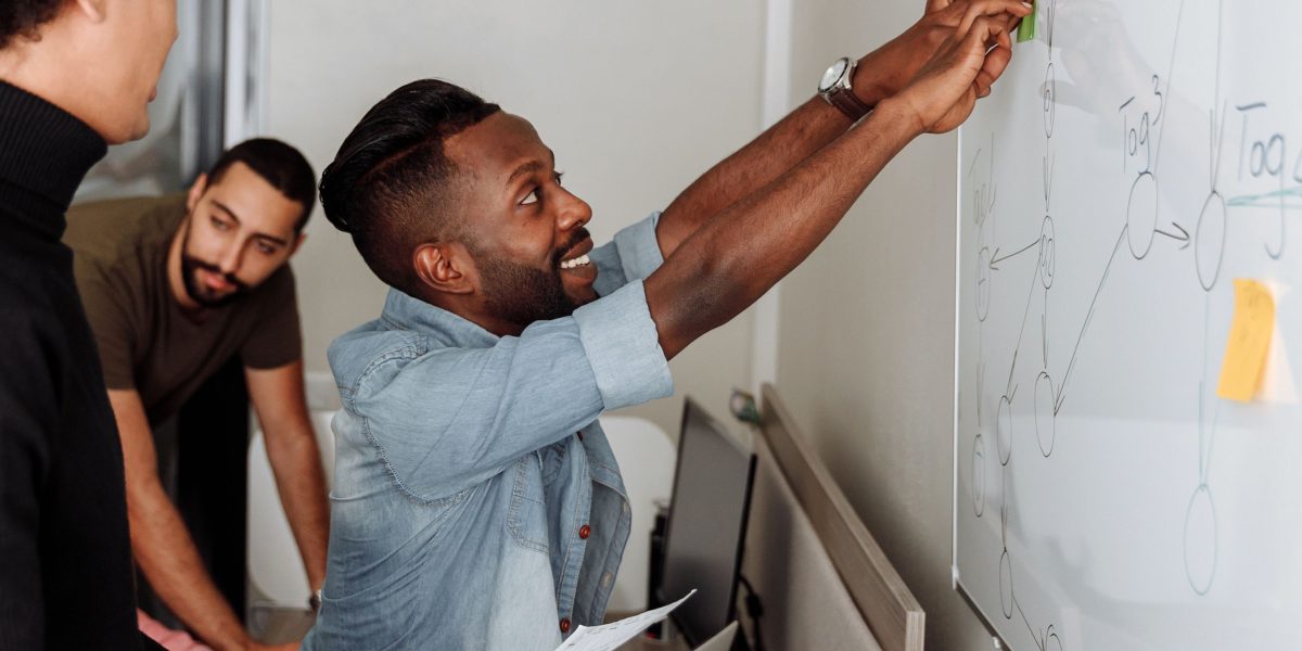 A team discusses insights from an infographic, highlighting how visual summaries boost shareability and facilitate strategic collaboration.